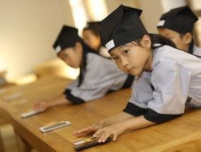 坚决纠正幼儿园小学化等行为