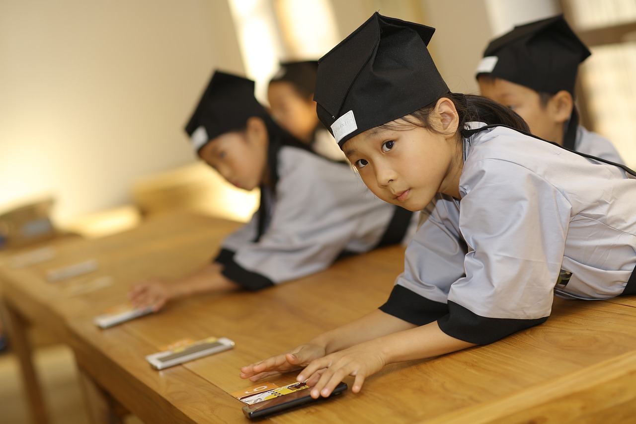 坚决纠正幼儿园小学化等行为