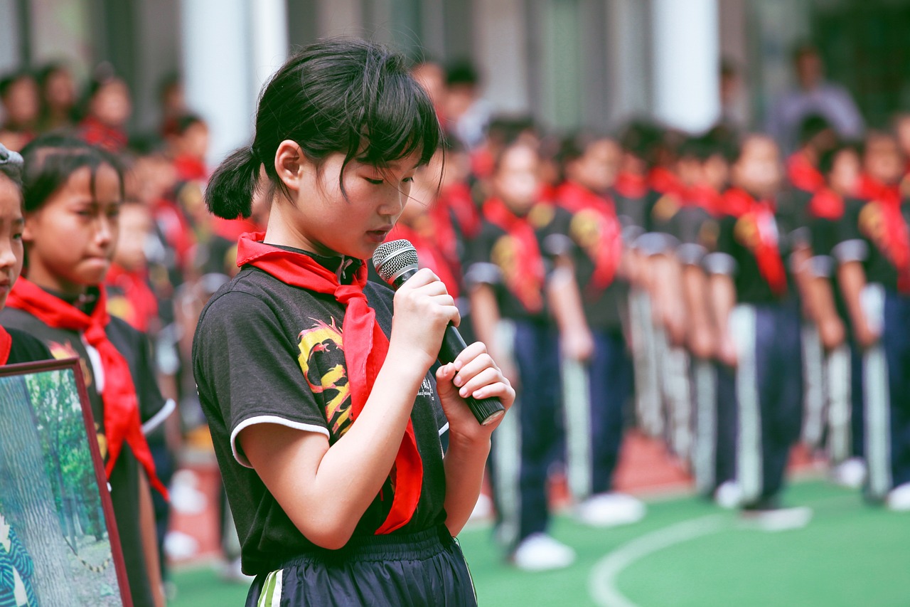 老师直播学生用餐时发布不当言辞