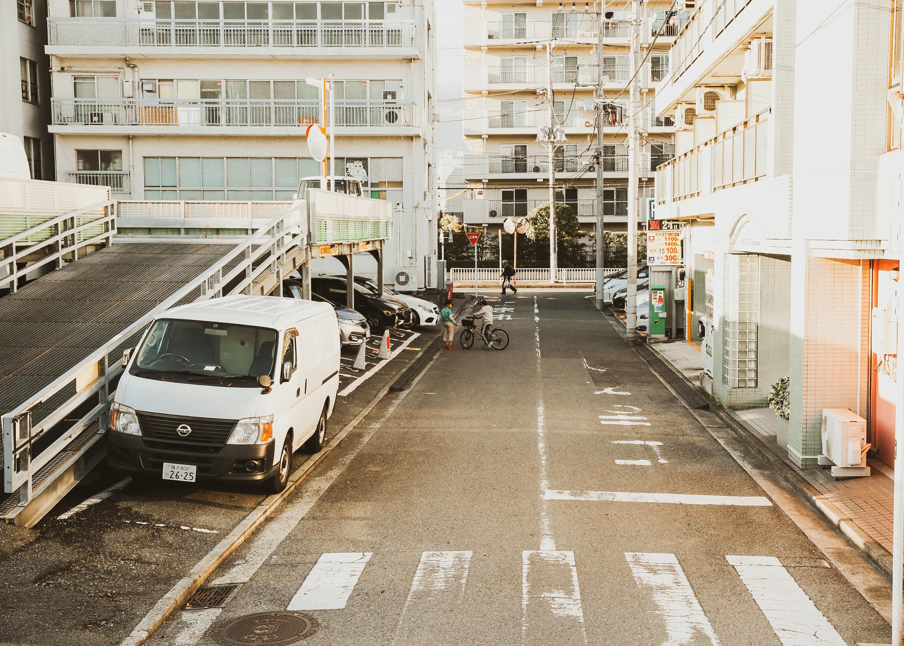 司机疑误踩油门，su7穿墙撞上商务车